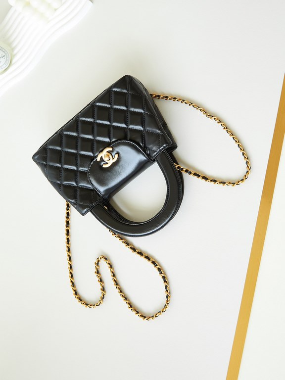 23K Kelly Handle BagFashion is a reincarnation of the popular antique kelly by Chanel redesigned revitalization, antique Kelly to the classic handle hand raised the name, in the basic plus leather through the chain shoul