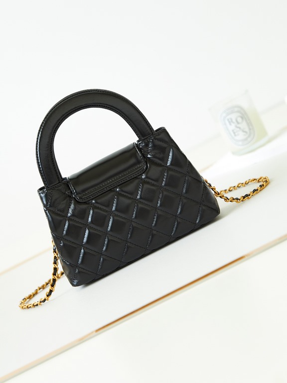 23K Kelly Handle BagFashion is a reincarnation of the popular antique kelly by Chanel redesigned revitalization, antique Kelly to the classic handle hand raised the name, in the basic plus leather through the chain shoul