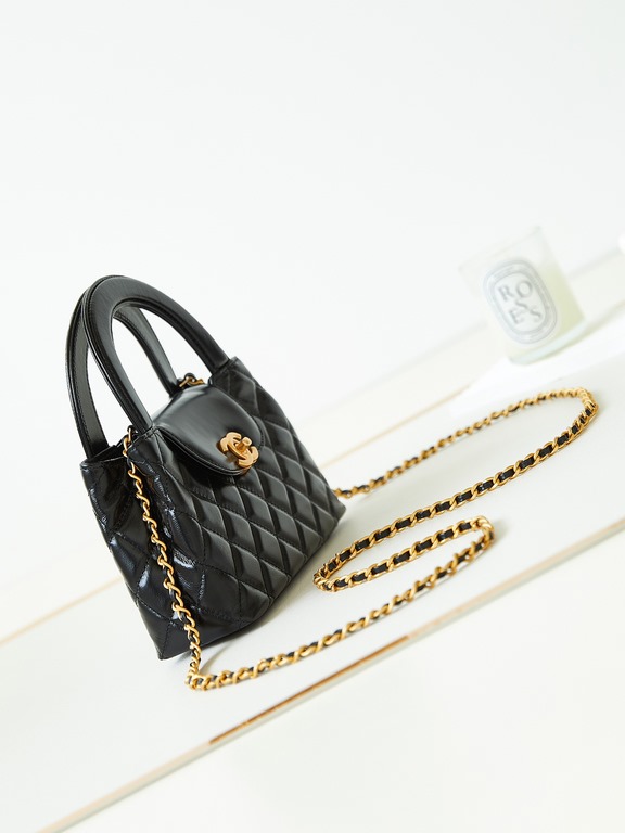 23K Kelly Handle BagFashion is a reincarnation of the popular antique kelly by Chanel redesigned revitalization, antique Kelly to the classic handle hand raised the name, in the basic plus leather through the chain shoul