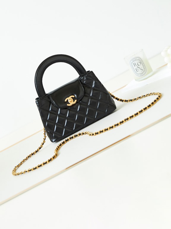 23K Kelly Handle BagFashion is a reincarnation of the popular antique kelly by Chanel redesigned revitalization, antique Kelly to the classic handle hand raised the name, in the basic plus leather through the chain shoul