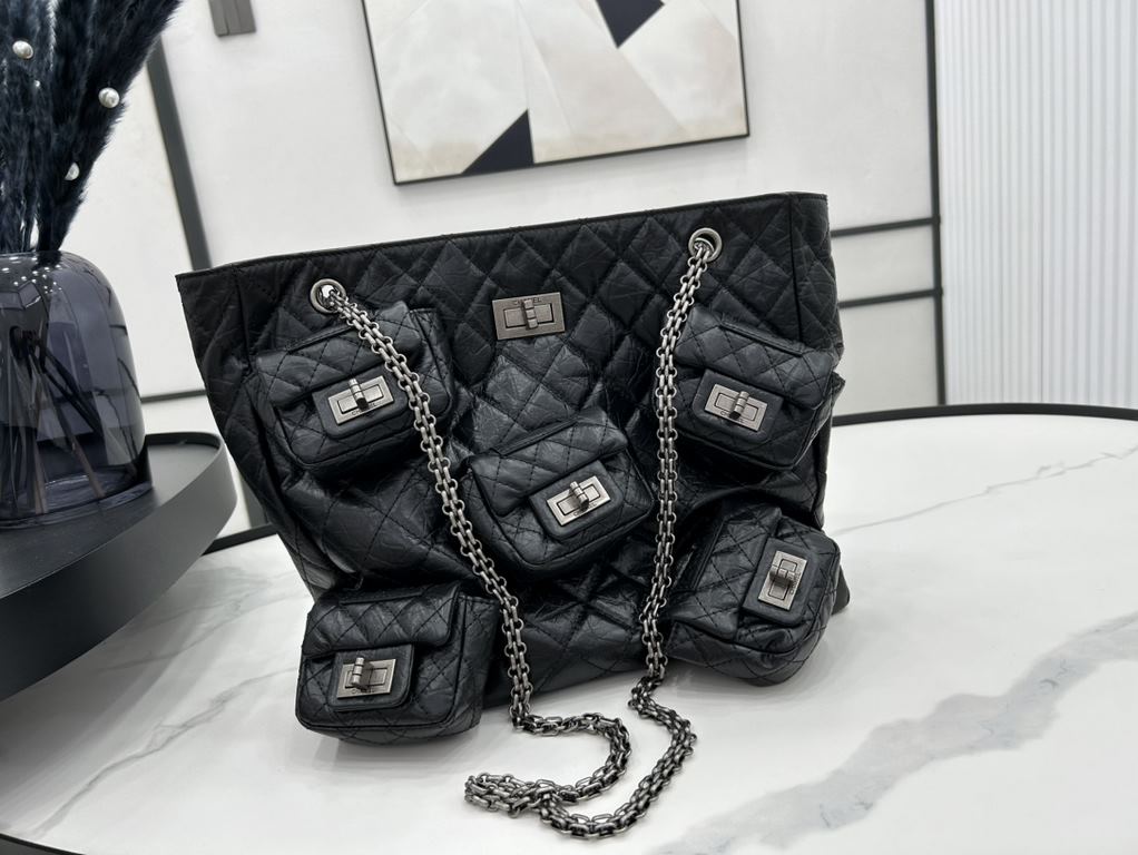 AS2698 Chanel Multi Pocket Limited Edition Shopping Bag Vintage Tire Cowhide Shopping Bag Buy one with five comes with a blind box of the biker bag High-class sense of explosion unattainable a bag Circulation is small hi