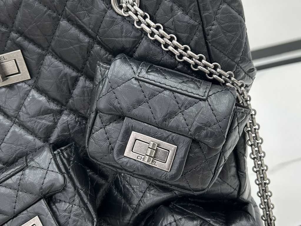 AS2698 Chanel Multi Pocket Limited Edition Shopping Bag Vintage Tire Cowhide Shopping Bag Buy one with five comes with a blind box of the biker bag High-class sense of explosion unattainable a bag Circulation is small hi