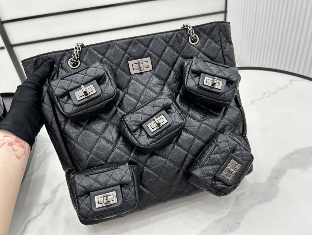 AS2698 Chanel Multi Pocket Limited Edition Shopping Bag Vintage Tire Cowhide Shopping Bag Buy one with five comes with a blind box of the biker bag High-class sense of explosion unattainable a bag Circulation is small hi