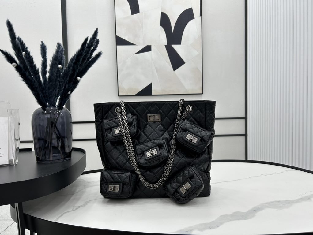 AS2698 Chanel Multi Pocket Limited Edition Shopping Bag Vintage Tire Cowhide Shopping Bag Buy one with five comes with a blind box of the biker bag High-class sense of explosion unattainable a bag Circulation is small hi