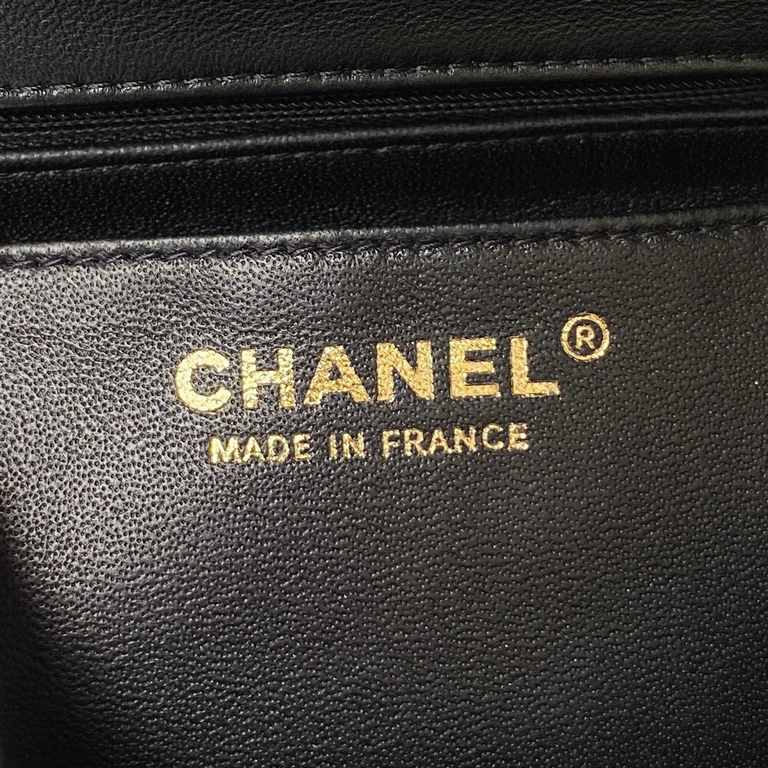 ￥ chanel 23k new handle cf mini sheepskin AS2431 lambskin luster and texture is really awesome, handle decorative double C logo light gold buckle super beautiful, capacity for me, daily outing is completely OK, there is 