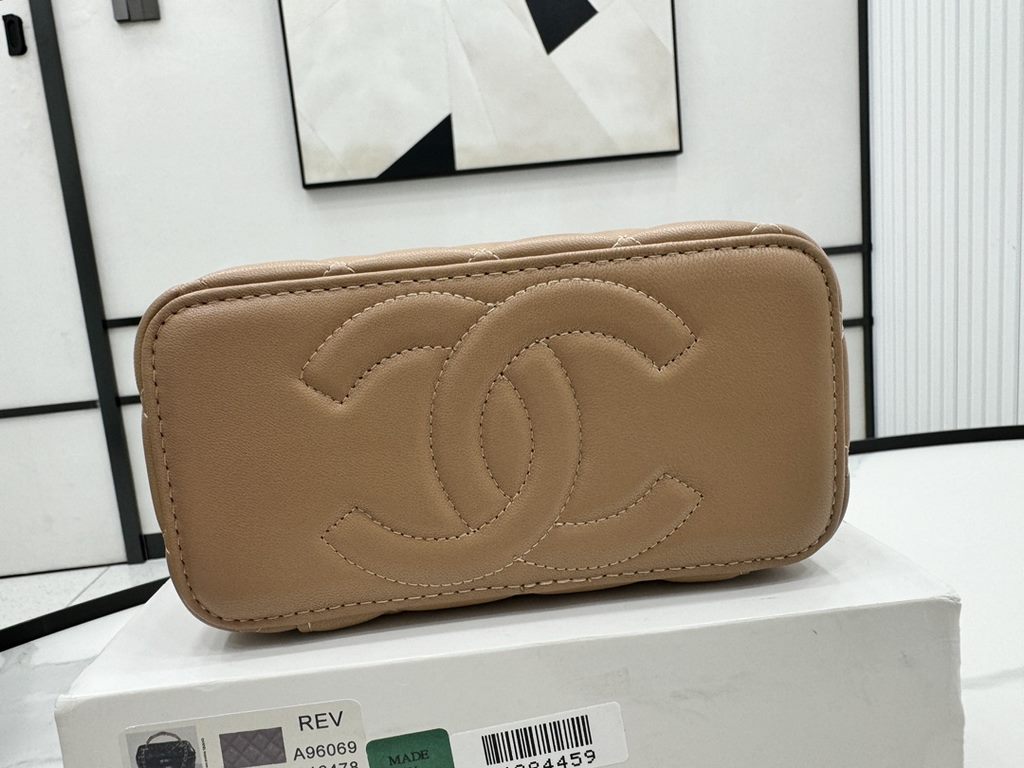 A96069 Chanel Sheepskin Handle Cosmetic Bag The handle is very distinctive Heavy-duty metal handle At first glance, I fell in love with the imported sheepskin texture is smooth and delicate First of all, it is comfortabl