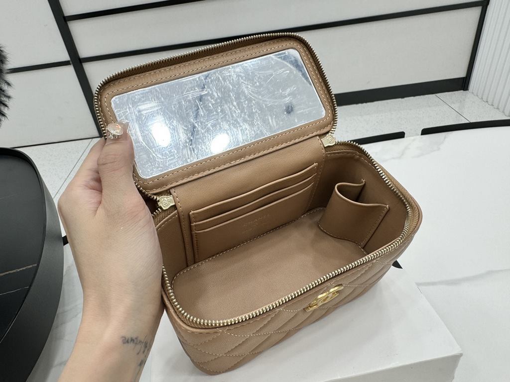 A96069 Chanel Sheepskin Handle Cosmetic Bag The handle is very distinctive Heavy-duty metal handle At first glance, I fell in love with the imported sheepskin texture is smooth and delicate First of all, it is comfortabl