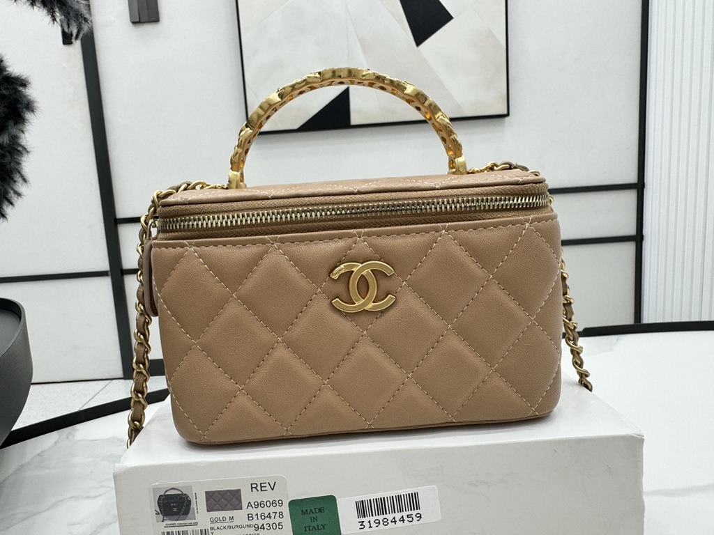 A96069 Chanel Sheepskin Handle Cosmetic Bag The handle is very distinctive Heavy-duty metal handle At first glance, I fell in love with the imported sheepskin texture is smooth and delicate First of all, it is comfortabl