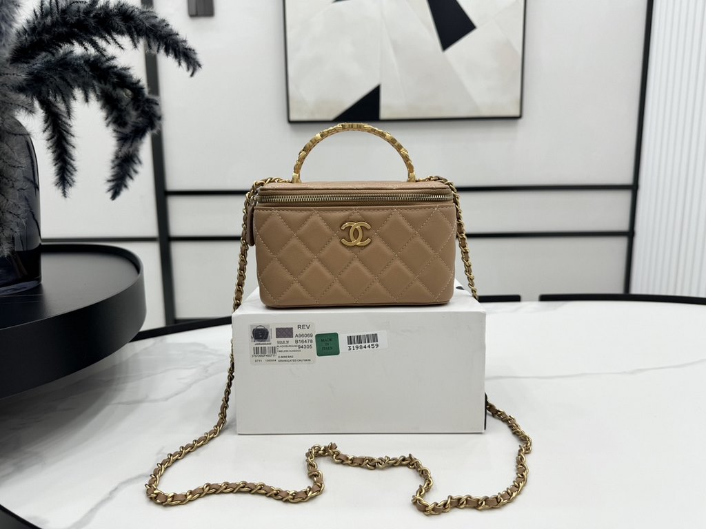 A96069 Chanel Sheepskin Handle Cosmetic Bag The handle is very distinctive Heavy-duty metal handle At first glance, I fell in love with the imported sheepskin texture is smooth and delicate First of all, it is comfortabl