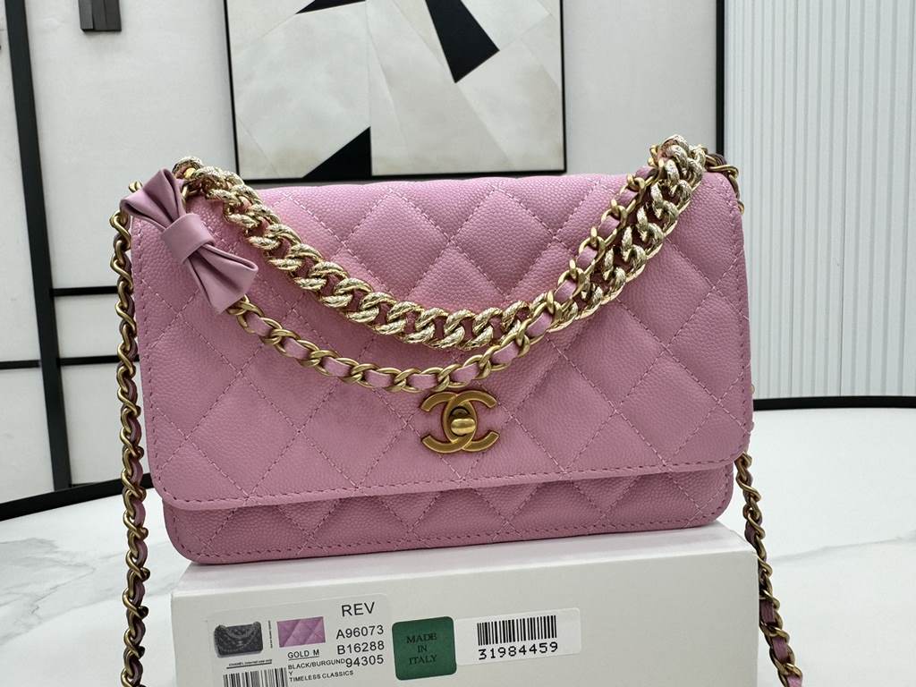 A96073 Chanel 24s woc bow lychee leather, the top is all good! Little beauty or buy 24swoc bow lychee leather!  The chain length is just right, and then the leather is particularly wearable, and the physical object is al