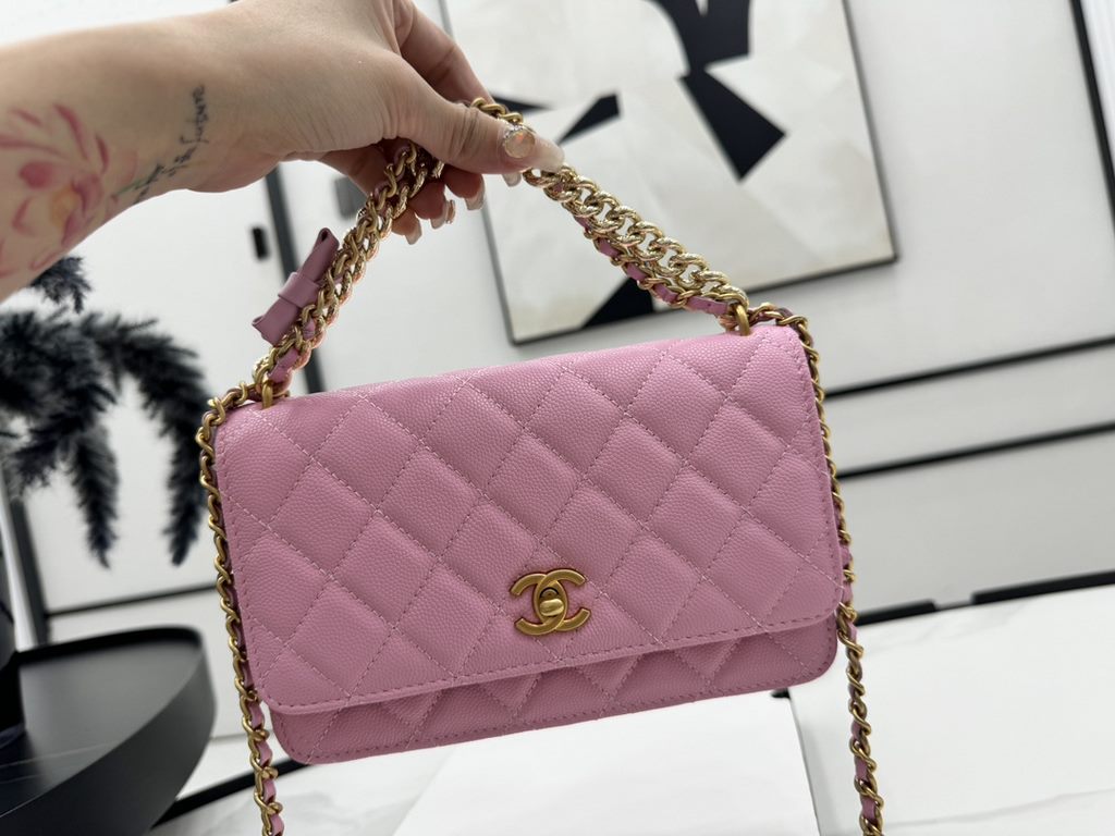 A96073 Chanel 24s woc bow lychee leather, the top is all good! Little beauty or buy 24swoc bow lychee leather!  The chain length is just right, and then the leather is particularly wearable, and the physical object is al