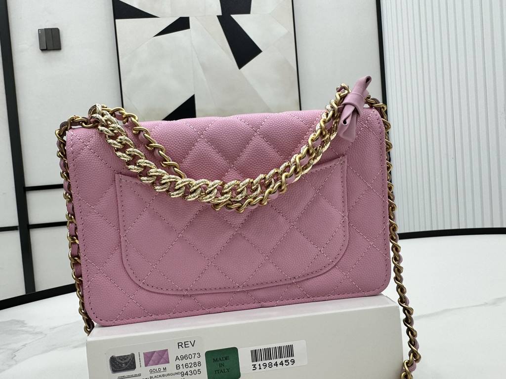 A96073 Chanel 24s woc bow lychee leather, the top is all good! Little beauty or buy 24swoc bow lychee leather!  The chain length is just right, and then the leather is particularly wearable, and the physical object is al