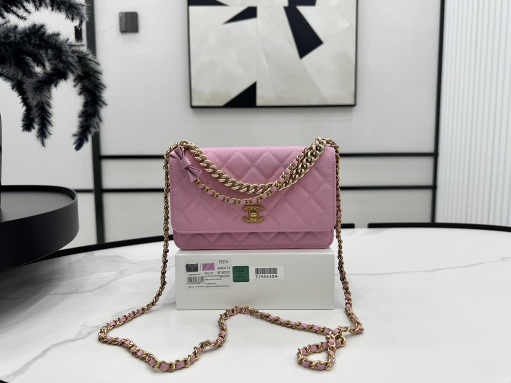 A96073 Chanel 24s woc bow lychee leather, the top is all good! Little beauty or buy 24swoc bow lychee leather!  The chain length is just right, and then the leather is particularly wearable, and the physical object is al