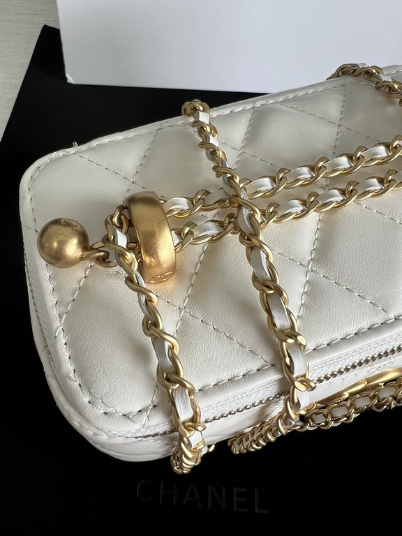 CHANEL23CWOC Double ChainDiamond-patterned gold buckle vintage threaded chain   Cowhide leatherSize 17 Model 96048