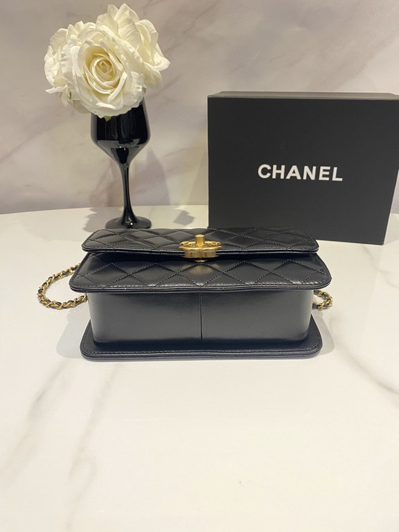 Image 22cm Chanel New   Early Fall Haute Couture Gold Beaded Flap BagThe shape of the bag is similar to the classic leboy, and it's another adjustable chain bag after the metallic ball CF.Adjust the length of various way