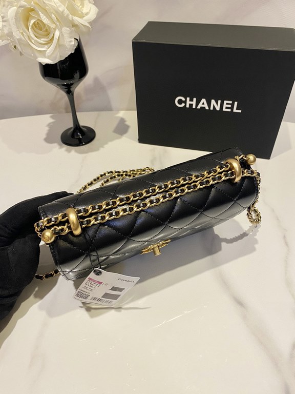 Image 22cm Chanel New   Early Fall Haute Couture Gold Beaded Flap BagThe shape of the bag is similar to the classic leboy, and it's another adjustable chain bag after the metallic ball CF.Adjust the length of various way