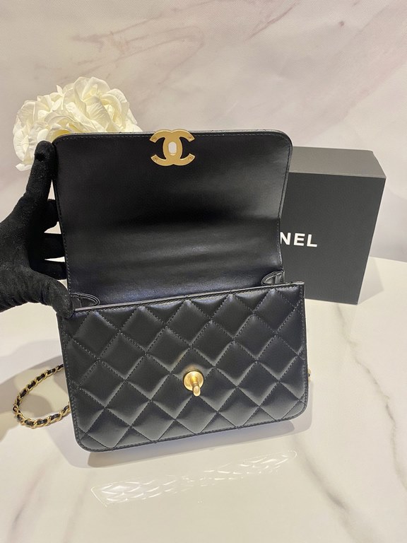 Image 22cm Chanel New   Early Fall Haute Couture Gold Beaded Flap BagThe shape of the bag is similar to the classic leboy, and it's another adjustable chain bag after the metallic ball CF.Adjust the length of various way