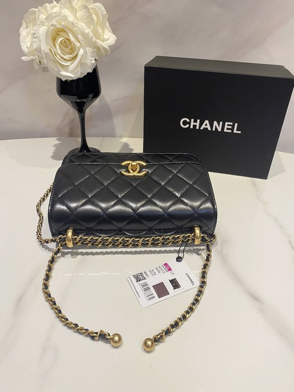 Image 22cm Chanel New   Early Fall Haute Couture Gold Beaded Flap BagThe shape of the bag is similar to the classic leboy, and it's another adjustable chain bag after the metallic ball CF.Adjust the length of various way