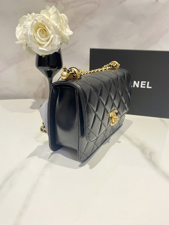 Image 22cm Chanel New   Early Fall Haute Couture Gold Beaded Flap BagThe shape of the bag is similar to the classic leboy, and it's another adjustable chain bag after the metallic ball CF.Adjust the length of various way