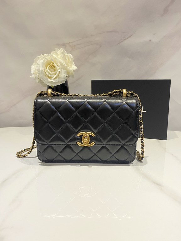 Image 22cm Chanel New   Early Fall Haute Couture Gold Beaded Flap BagThe shape of the bag is similar to the classic leboy, and it's another adjustable chain bag after the metallic ball CF.Adjust the length of various way