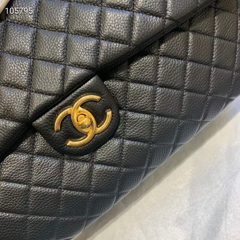 CHANEL    Model 91169# Size 46.6X17X29CM classic fashion oversized travel bag Material. Italian cowhide antique silver hardware feel soft and creamy, super luxury capacity is a travel must-have, the Spring Festival to go