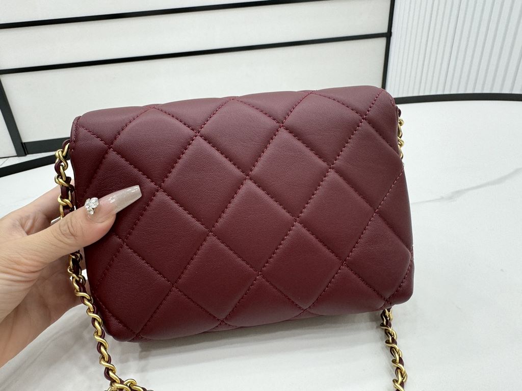 AS4986 CHANEL24A New today! Let's not eat cold rice fried today, to see the new capsule continue to get used to the return of those styles ~ so I caught this one chubby have leather wear chain elements   Jane   chanel le