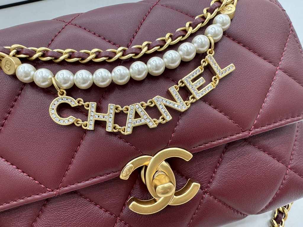 AS4986 CHANEL24A New today! Let's not eat cold rice fried today, to see the new capsule continue to get used to the return of those styles ~ so I caught this one chubby have leather wear chain elements   Jane   chanel le