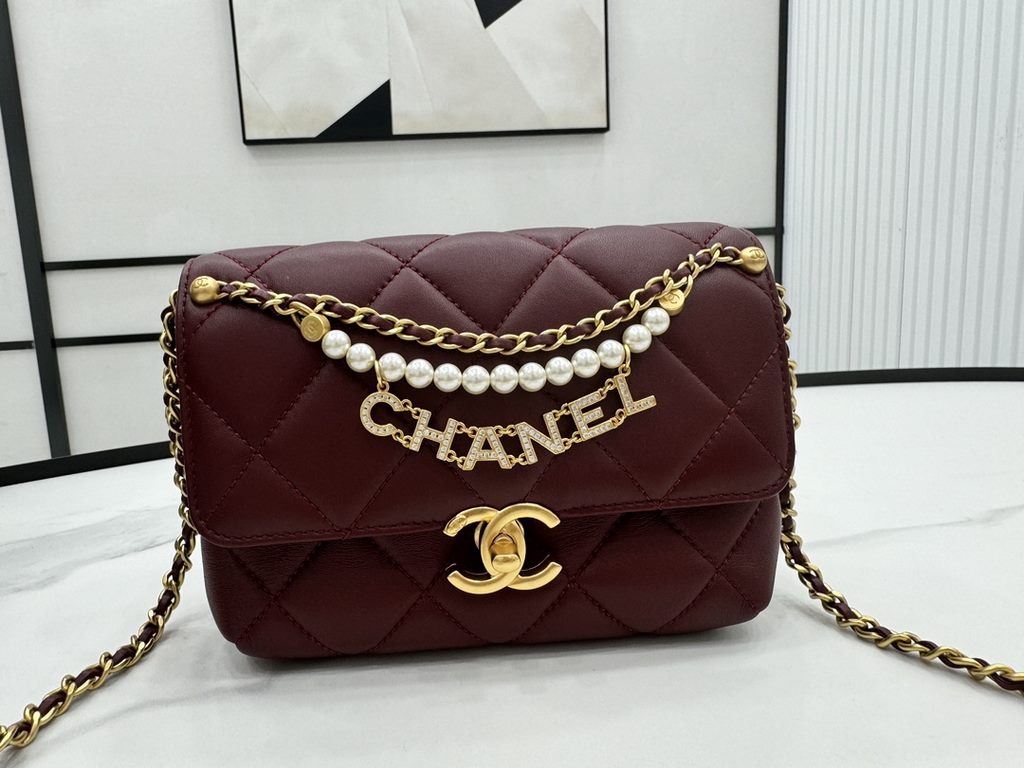 AS4986 CHANEL24A New today! Let's not eat cold rice fried today, to see the new capsule continue to get used to the return of those styles ~ so I caught this one chubby have leather wear chain elements   Jane   chanel le