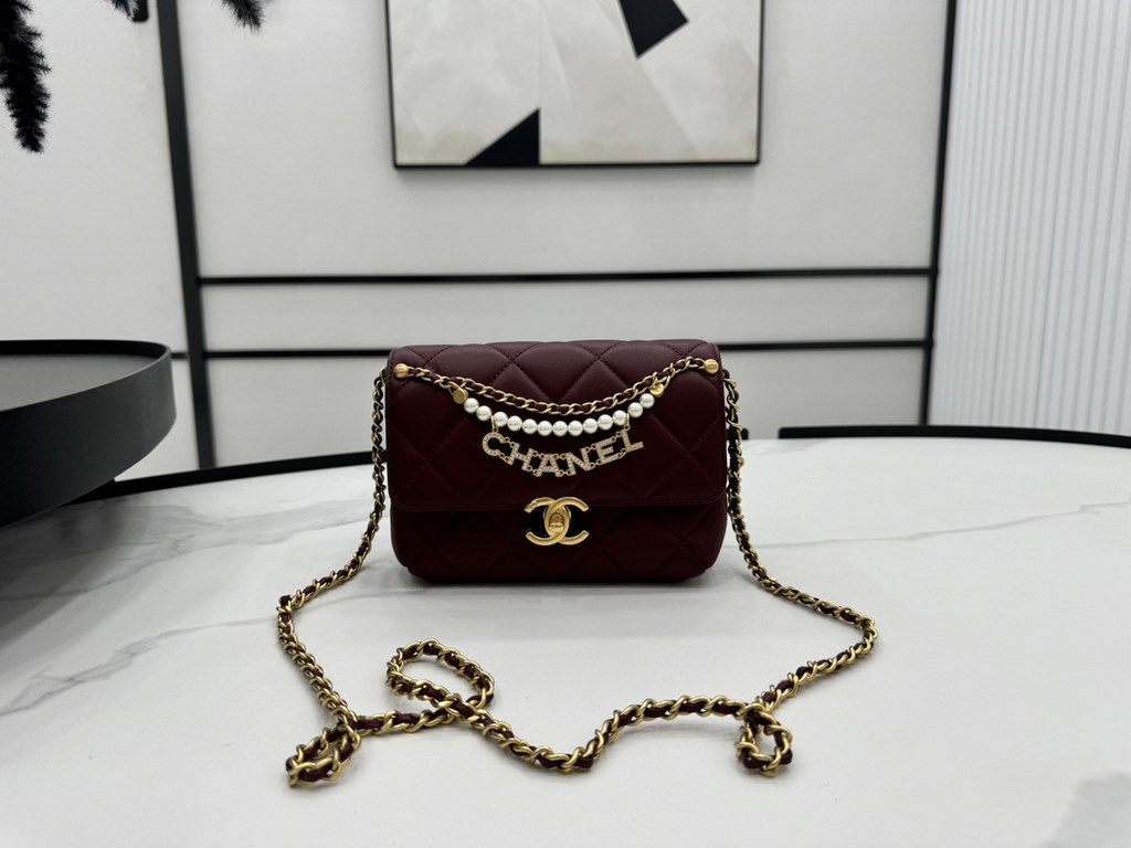 AS4986 CHANEL24A New today! Let's not eat cold rice fried today, to see the new capsule continue to get used to the return of those styles ~ so I caught this one chubby have leather wear chain elements   Jane   chanel le