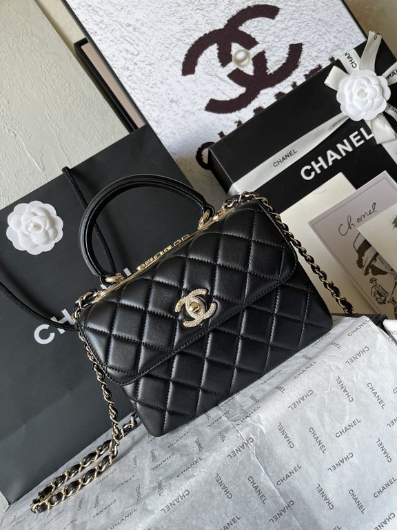 . AS4654# Chane1 Mini Full Diamond Mouth Flap Bag FallWinter Newest Hardware ～Made of imported sheepskin, top-notch production, perfect handcraft!Whether it is out on the street or Party are casual Hold, this metal desig