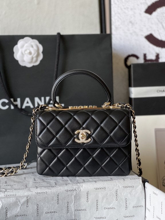 . AS4654# Chane1 Mini Full Diamond Mouth Flap Bag FallWinter Newest Hardware ～Made of imported sheepskin, top-notch production, perfect handcraft!Whether it is out on the street or Party are casual Hold, this metal desig