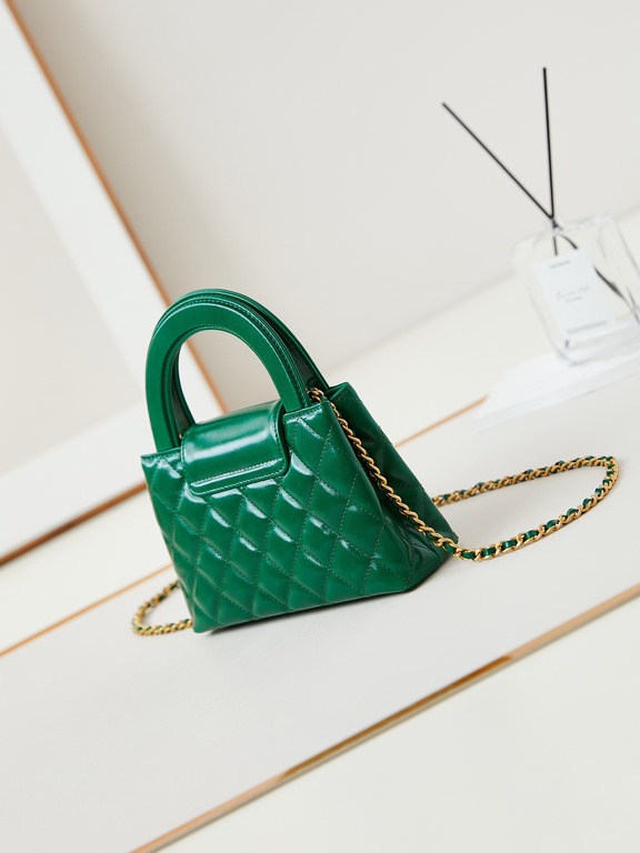 23K Kelly Handle BagFashion is a reincarnation of the popular antique kelly by Chanel redesigned revitalization, antique Kelly to the classic handle hand raised the name, in the basic plus leather through the chain shoul