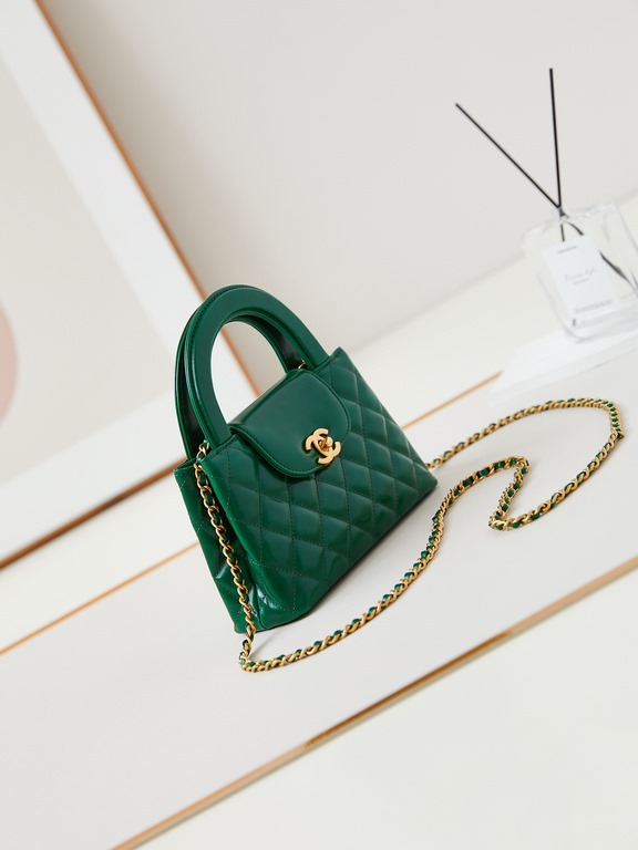 23K Kelly Handle BagFashion is a reincarnation of the popular antique kelly by Chanel redesigned revitalization, antique Kelly to the classic handle hand raised the name, in the basic plus leather through the chain shoul