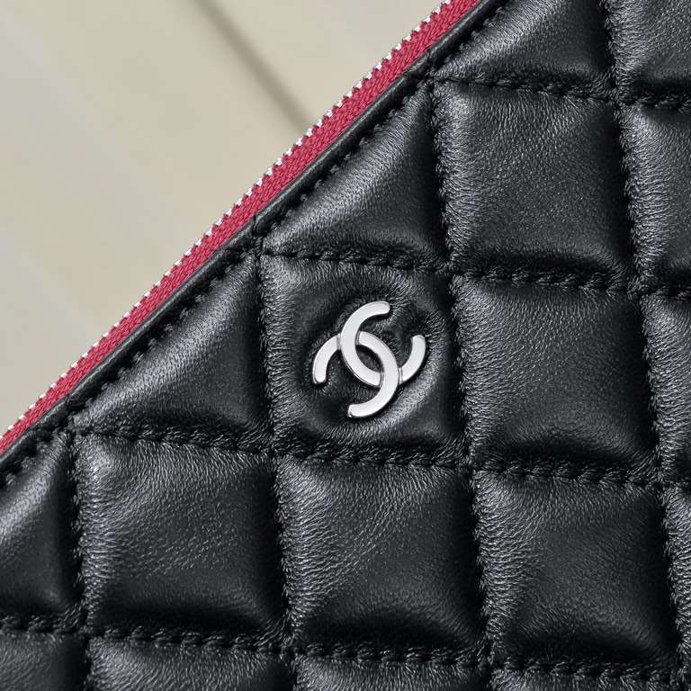 ￥  Grandma Chanel Classic Large Clutch Bag A82552Black sheepskin lined with silver metalOriginal leather hardware high definition, counter ZP open mold 100% replica, craftsmanship, top quality!Reference size24×35×1.5cm