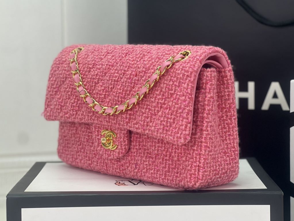 This is a bag that can be surrounded by all the friends are said to be beautiful, gorgeous but not vulgar Look carefully at each yarn is knitted with the heart and soul really hope to get your sincere favorite Size Model