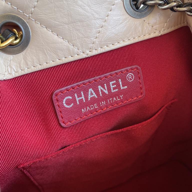 94485   CHANEL new limited edition gold and silver chain vintage backpack Exclusive explosive ChaneCC Gabrielle stray backpack Leather, hardware details, the style is completely opposite. The design of the latest small f