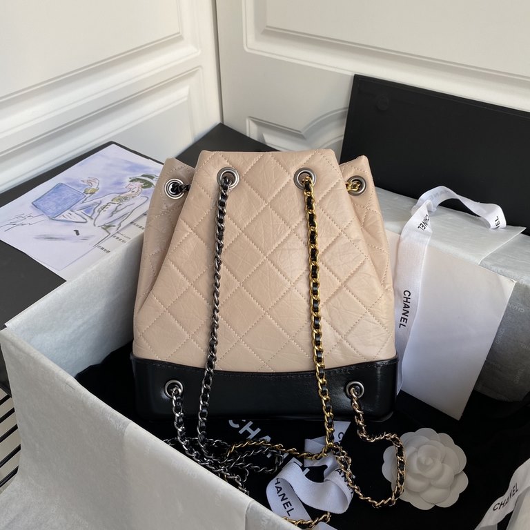 94485   CHANEL new limited edition gold and silver chain vintage backpack Exclusive explosive ChaneCC Gabrielle stray backpack Leather, hardware details, the style is completely opposite. The design of the latest small f