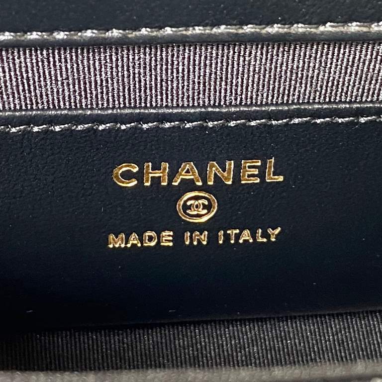 ￥Chanel 23B Metal Clutch Flap Phone BagGlossy sheepskin a colorful texture - hardware very Vintage taste!Can put down 14proMax or powder lipstick card bag key Can be handheld or crossbody or shoulder very good concave sh