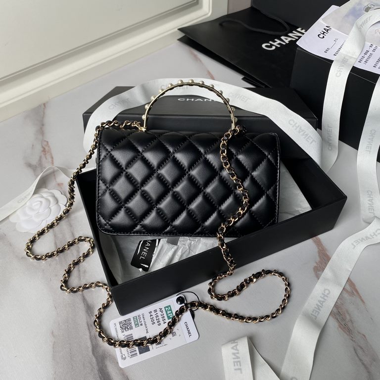 ￥Chane1  24S Pearl Handle A This oneThe handle is inlaid with pearls and soft lambskin.The details are full of noble and exquisite sense of hard to take the classic black lattice with chain comes with elegant and high-cl