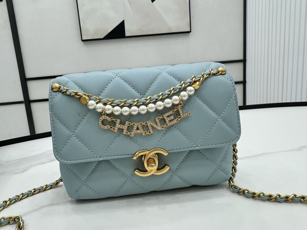 AS4986 CHANEL24A New today! Let's not eat cold rice fried today, to see the new capsule continue to get used to the return of those styles ~ so I caught this one chubby have leather wear chain elements   Jane   chanel le