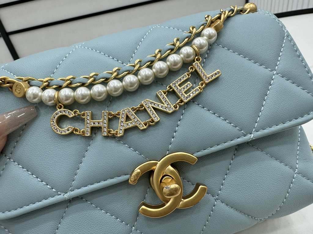 AS4986 CHANEL24A New today! Let's not eat cold rice fried today, to see the new capsule continue to get used to the return of those styles ~ so I caught this one chubby have leather wear chain elements   Jane   chanel le