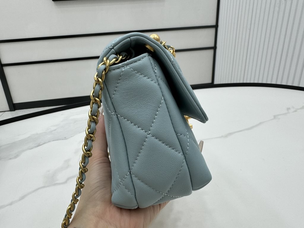 AS4986 CHANEL24A New today! Let's not eat cold rice fried today, to see the new capsule continue to get used to the return of those styles ~ so I caught this one chubby have leather wear chain elements   Jane   chanel le