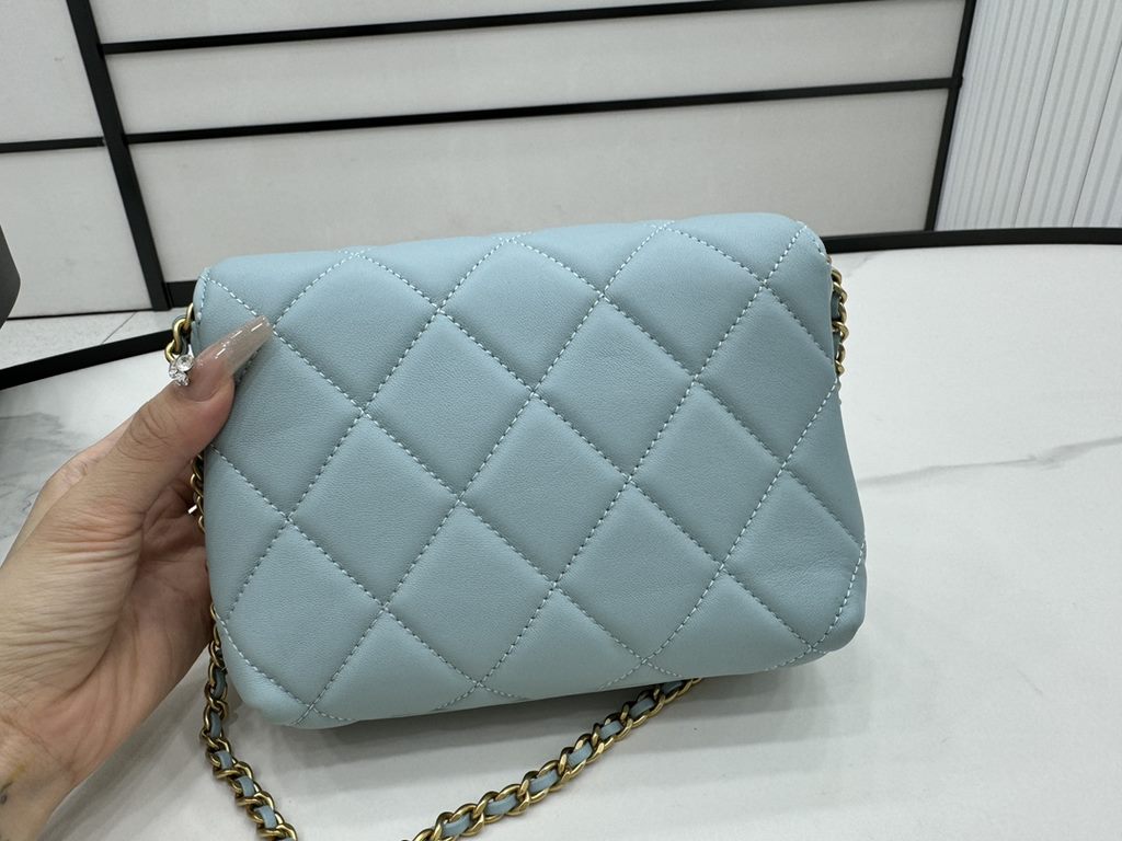 AS4986 CHANEL24A New today! Let's not eat cold rice fried today, to see the new capsule continue to get used to the return of those styles ~ so I caught this one chubby have leather wear chain elements   Jane   chanel le