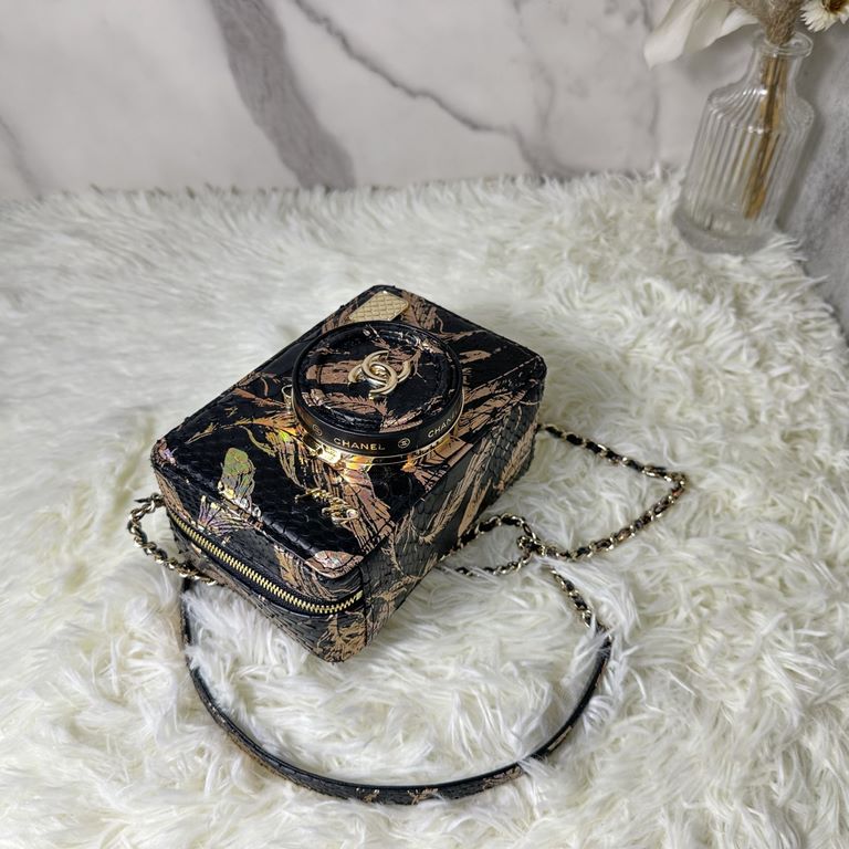 CHANE1  24s Crowd of camera bags AS4817 details are done very delicately The metal lens cap can be opened The overall look will be more advanced Exquisite small body of the bag how to look so good ah ~ the shape of the s