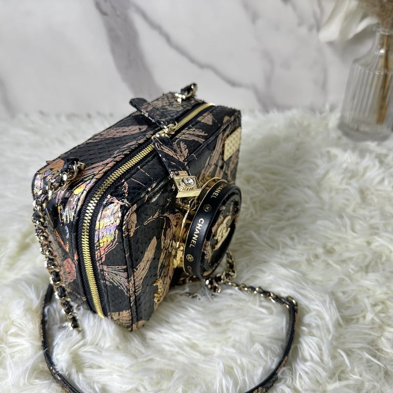 CHANE1  24s Crowd of camera bags AS4817 details are done very delicately The metal lens cap can be opened The overall look will be more advanced Exquisite small body of the bag how to look so good ah ~ the shape of the s