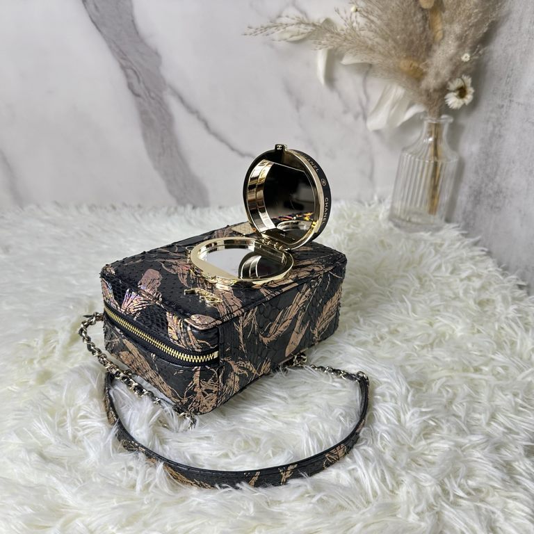 CHANE1  24s Crowd of camera bags AS4817 details are done very delicately The metal lens cap can be opened The overall look will be more advanced Exquisite small body of the bag how to look so good ah ~ the shape of the s