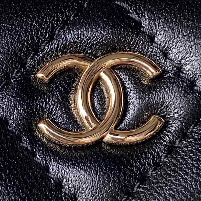 ￥   Chanel   23K Chain Handle Box Bag A light gold handle Super like this box handle with double C logo, capacity is also very large, there are mirrors inside to facilitate makeup!The sheepskin has a nice texture, and th