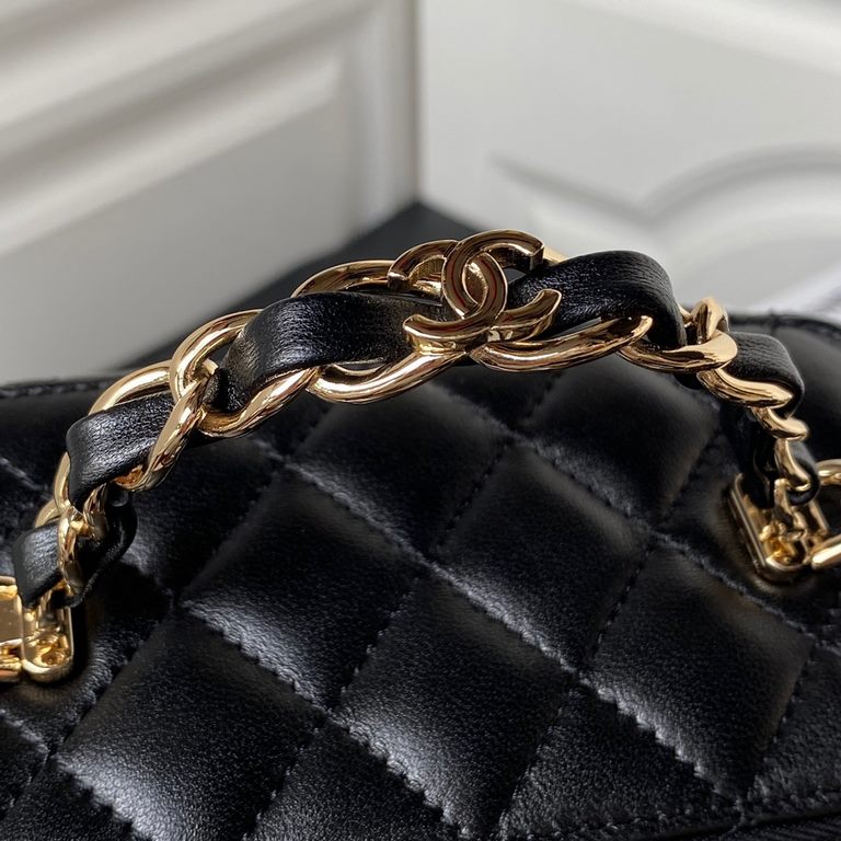 ￥   Chanel   23K Chain Handle Box Bag A light gold handle Super like this box handle with double C logo, capacity is also very large, there are mirrors inside to facilitate makeup!The sheepskin has a nice texture, and th