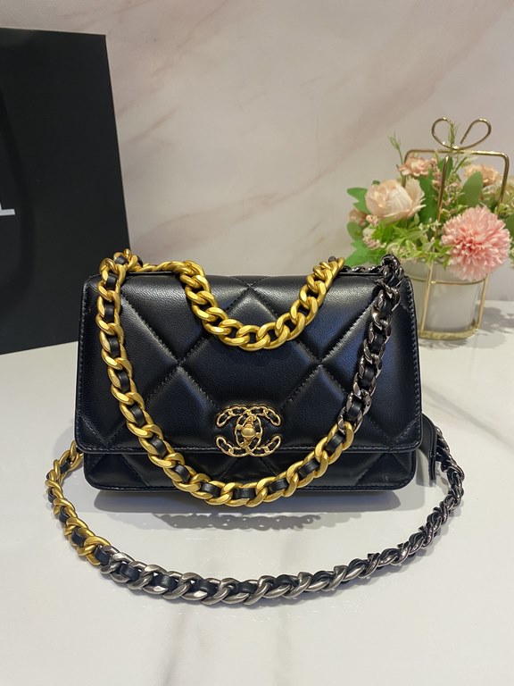 Ohanel 23bag woc the latest version of the button   compared to the old version of the magnet buckle button version is a little more delicate leather strips through the chain logo two-tone chain   large diamond plaid sim