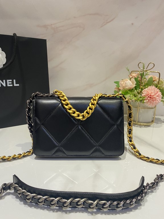 Ohanel 23bag woc the latest version of the button   compared to the old version of the magnet buckle button version is a little more delicate leather strips through the chain logo two-tone chain   large diamond plaid sim